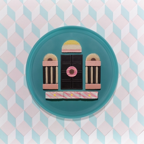 Illustrated plate with a building on a teal dish