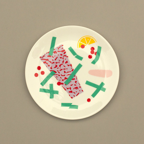 Plate decorated with a confetti pattern